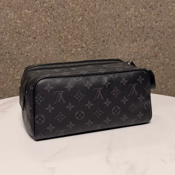 [BUNJANG] Louis Vuitton Eclipse Monogram Dopp Kit Clutch / 루이비통 이클립스 모노그램 돕키트 클러치