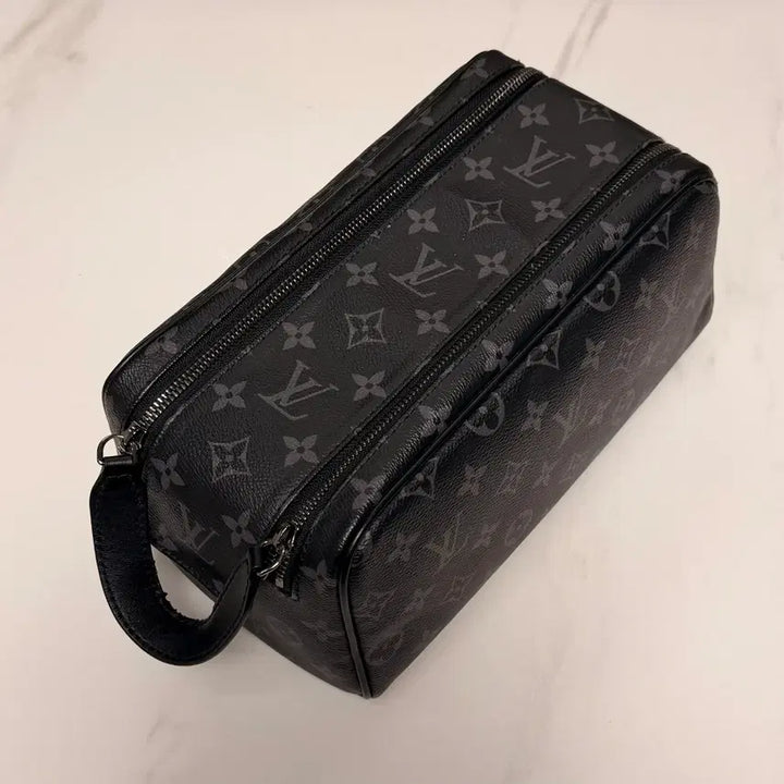 [BUNJANG] Louis Vuitton Eclipse Monogram Dopp Kit Clutch / 루이비통 이클립스 모노그램 돕키트 클러치