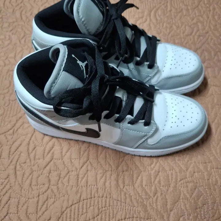 [BUNJANG] Nike Air Jordan 1 Low Smoke Grey Sneakers / 235 나이키 조던1 로우 스모크 그레이 운동화[3145]