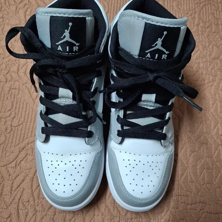 [BUNJANG] Nike Air Jordan 1 Low Smoke Grey Sneakers / 235 나이키 조던1 로우 스모크 그레이 운동화[3145]