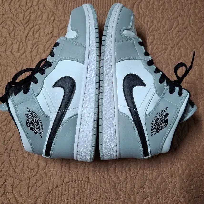 [BUNJANG] Nike Air Jordan 1 Low Smoke Grey Sneakers / 235 나이키 조던1 로우 스모크 그레이 운동화[3145]