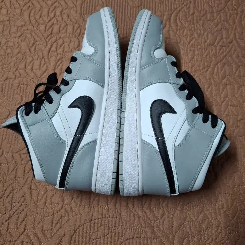 [BUNJANG] Nike Air Jordan 1 Low Smoke Grey Sneakers / 235 나이키 조던1 로우 스모크 그레이 운동화[3145]