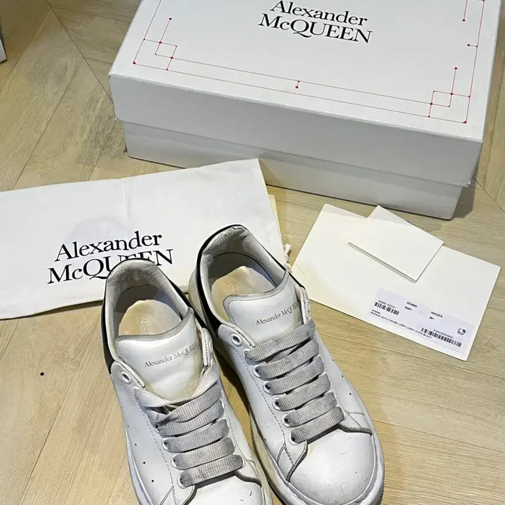[BUNJANG] Alexander McQueen Oversized Sneakers White/Black / 알렉산더 맥퀸 오버솔 스니커즈 화이트/블랙