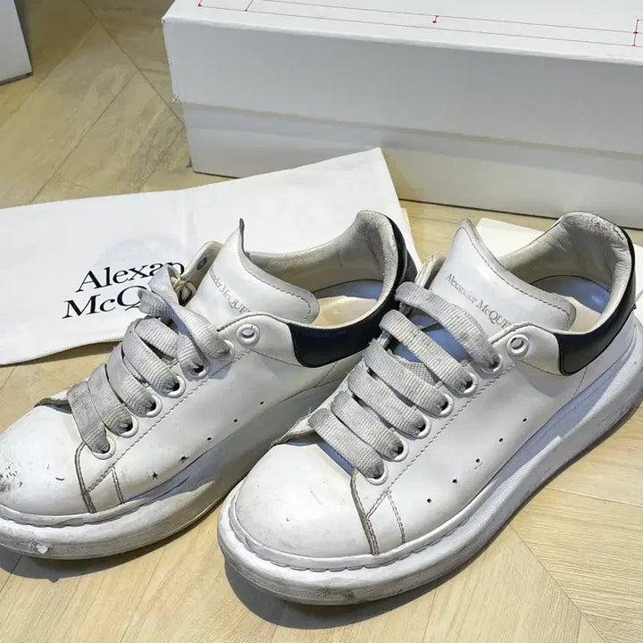[BUNJANG] Alexander McQueen Oversized Sneakers White/Black / 알렉산더 맥퀸 오버솔 스니커즈 화이트/블랙