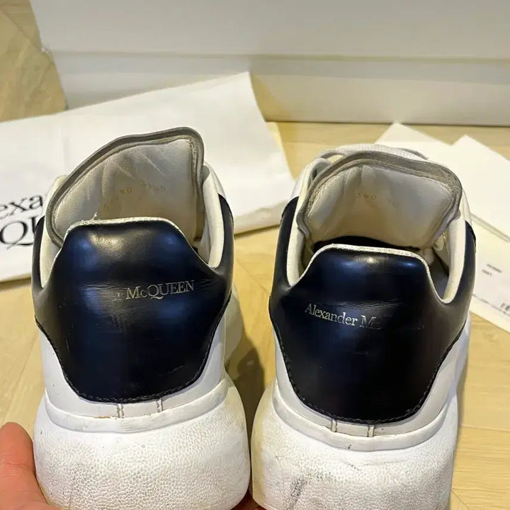 [BUNJANG] Alexander McQueen Oversized Sneakers White/Black / 알렉산더 맥퀸 오버솔 스니커즈 화이트/블랙