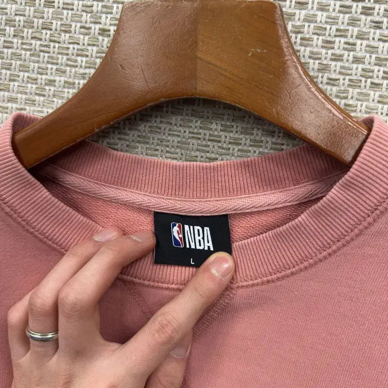[BUNJANG] NBA Pink Embroidered Logo Casual Sweatshirt / NBA 핑크 자수로고 캐주얼 맨투맨 L M10549