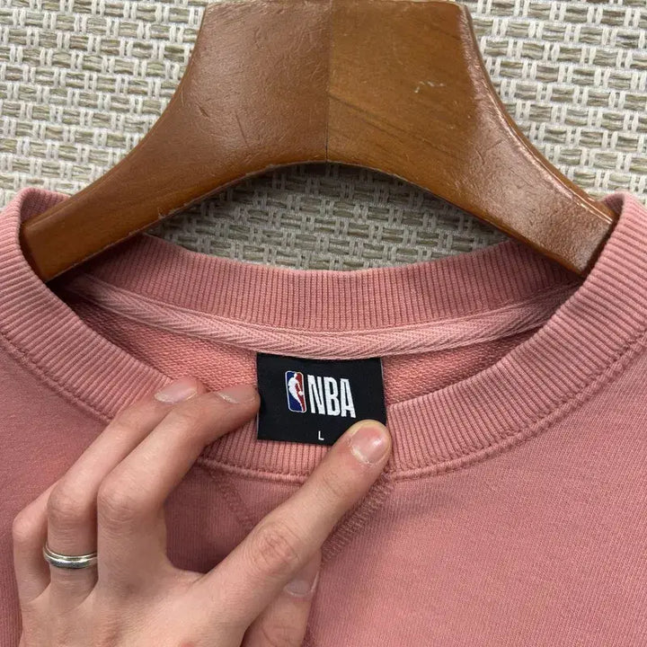 [BUNJANG] NBA Pink Embroidered Logo Casual Sweatshirt / NBA 핑크 자수로고 캐주얼 맨투맨 L M10549