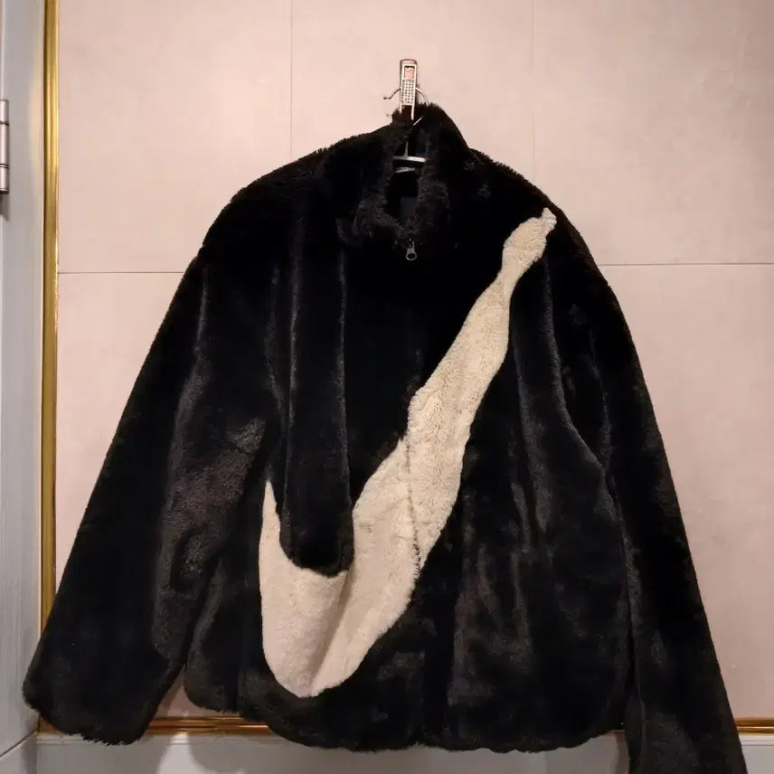 [BUNJANG] Nike Big Swoosh Black Faux Fur Jacket (XL) / 나이키 빅스우시 정품 여성 블랙 퍼 자켓 XL 사이즈