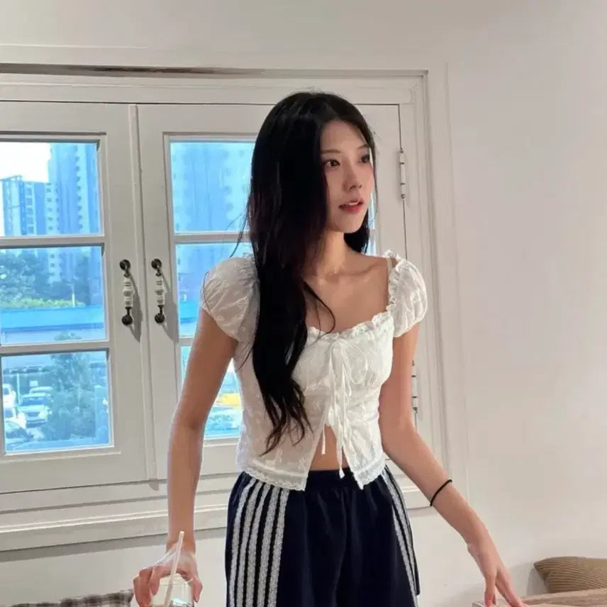 [BUNJANG] WANNIT Lace Off-Shoulder Blouse / 에이블리 워닛 리본 펀칭 레이스 트임 오프숄더 블라우스