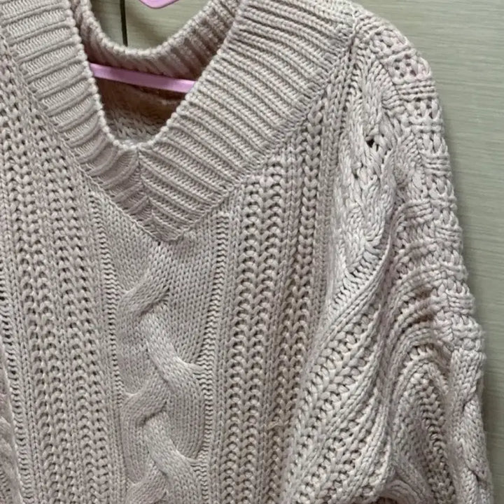 [BUNJANG] V-Neck Cable Knit Sweater / 브이넥 꽈배기 니트 연베이지 / 핑크