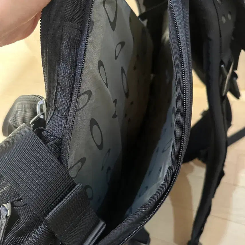 [BUNJANG] Oakley Icon 3.0 Technical Backpack Black / 오클리 아이콘 3.0 테크니컬 백팩 블랙