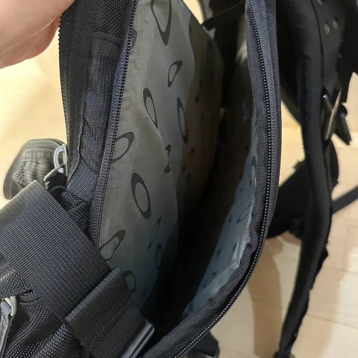 [BUNJANG] Oakley Icon 3.0 Technical Backpack Black / 오클리 아이콘 3.0 테크니컬 백팩 블랙