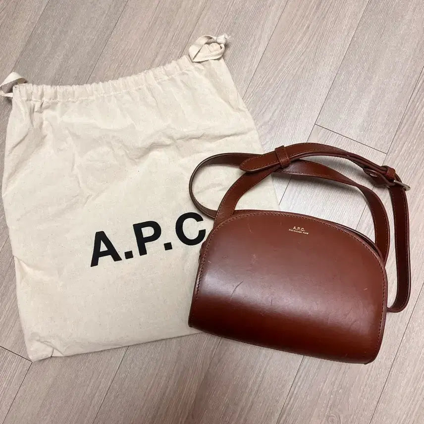 [SOLD OUT] [백화점 정품] A.P.C. 하프문 미니 브라운