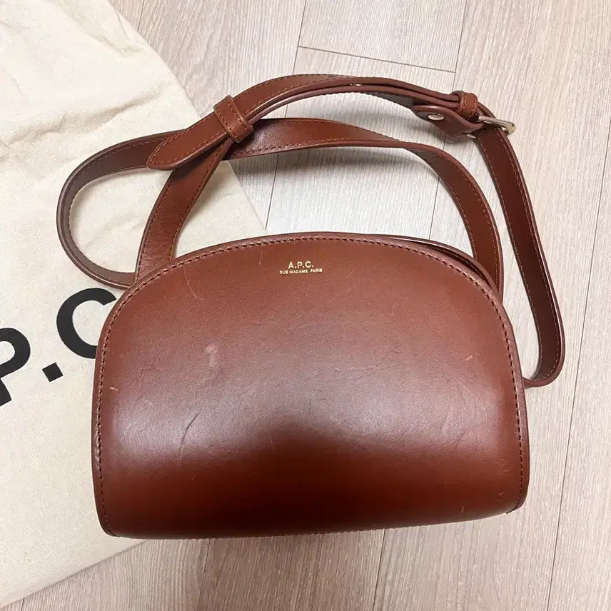 [SOLD OUT] [백화점 정품] A.P.C. 하프문 미니 브라운