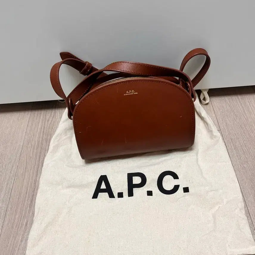 [SOLD OUT] [백화점 정품] A.P.C. 하프문 미니 브라운