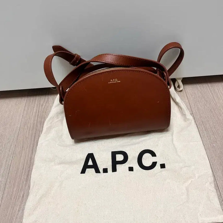 [SOLD OUT] [백화점 정품] A.P.C. 하프문 미니 브라운