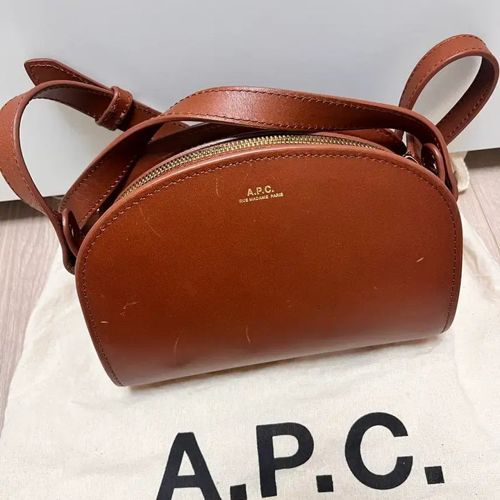 [SOLD OUT] [백화점 정품] A.P.C. 하프문 미니 브라운