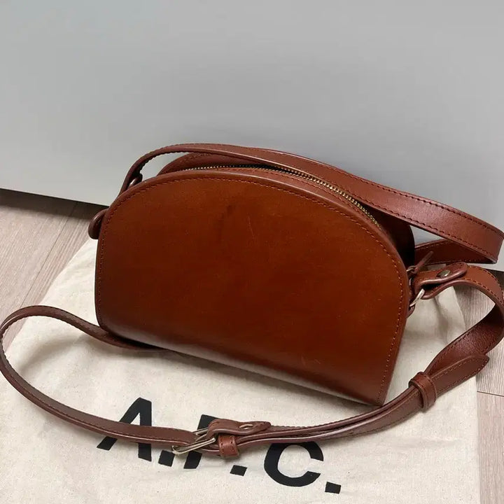 [SOLD OUT] [백화점 정품] A.P.C. 하프문 미니 브라운