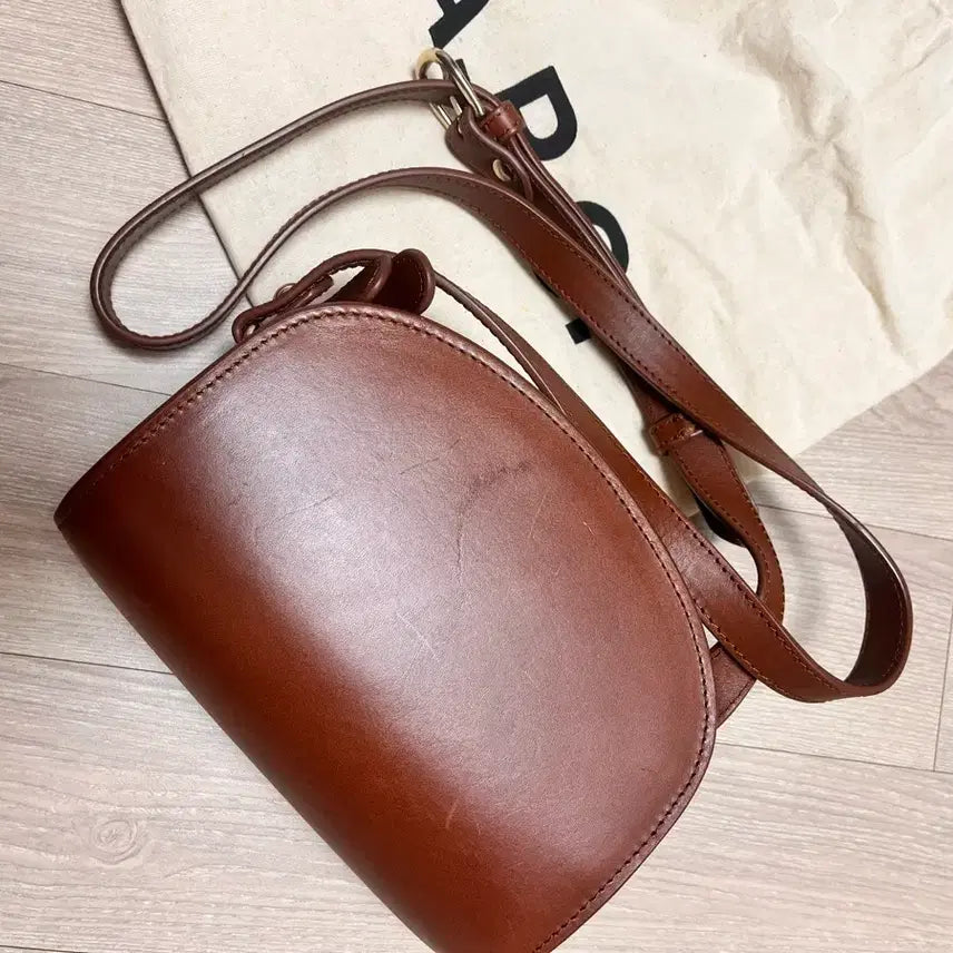 [SOLD OUT] [백화점 정품] A.P.C. 하프문 미니 브라운