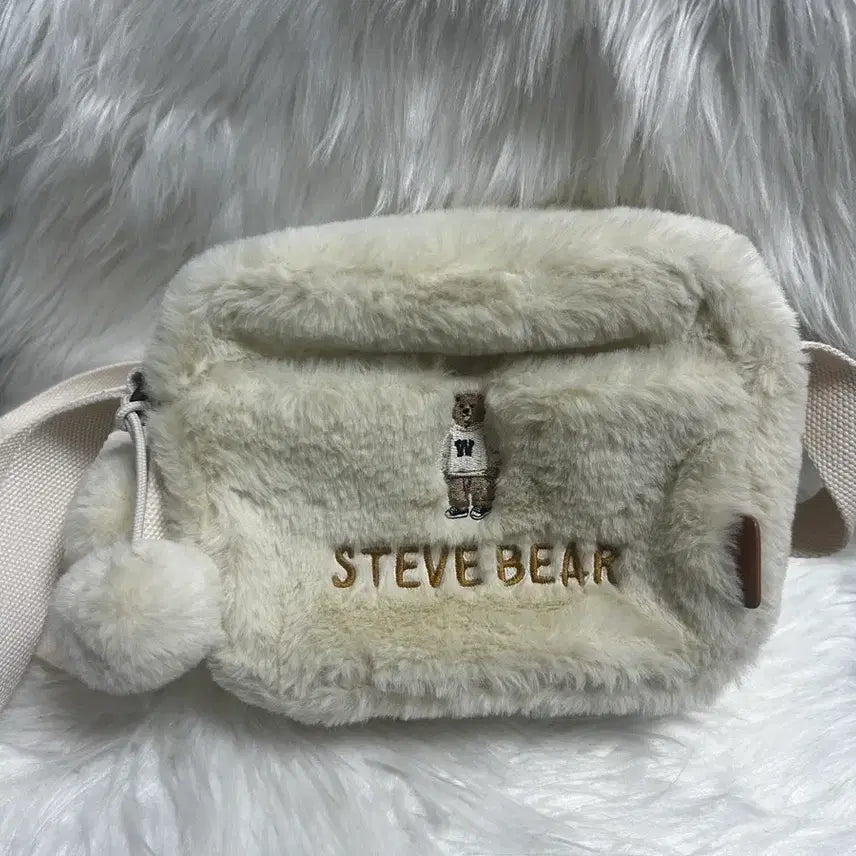 [BUNJANG] Who.A.U Steve Bear Fur Crossbody Bag Ivory / 후아유 스티브베어 퍼 크로스백 아이보리