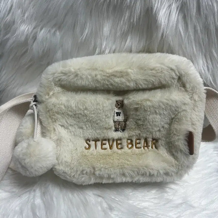 [BUNJANG] Who.A.U Steve Bear Fur Crossbody Bag Ivory / 후아유 스티브베어 퍼 크로스백 아이보리