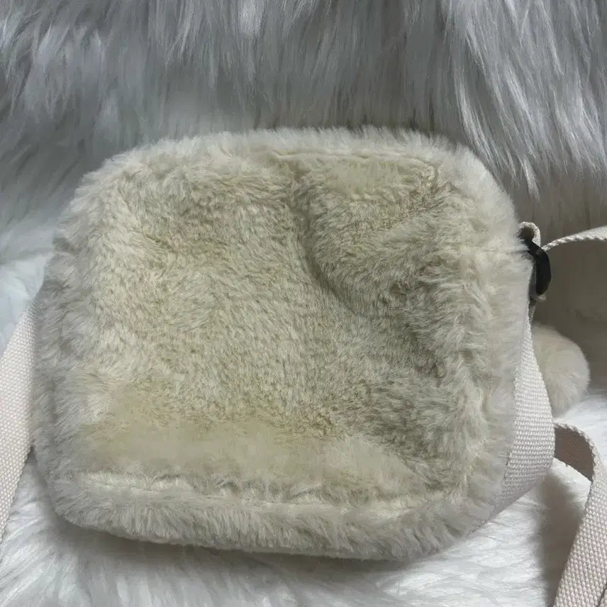 [BUNJANG] Who.A.U Steve Bear Fur Crossbody Bag Ivory / 후아유 스티브베어 퍼 크로스백 아이보리