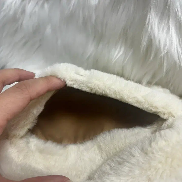 [BUNJANG] Who.A.U Steve Bear Fur Crossbody Bag Ivory / 후아유 스티브베어 퍼 크로스백 아이보리