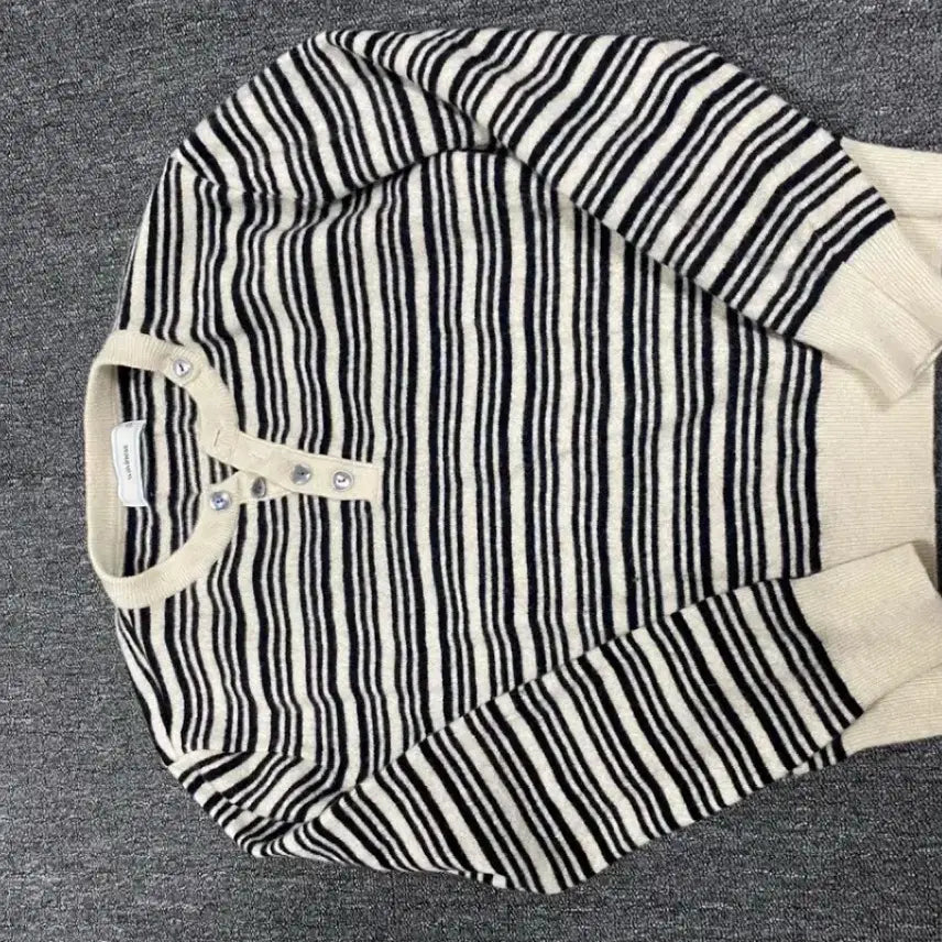 [BUNJANG] WAYV Henly Neck Knit / 웨이비니스 스트라이프 헨리넥 니트 1