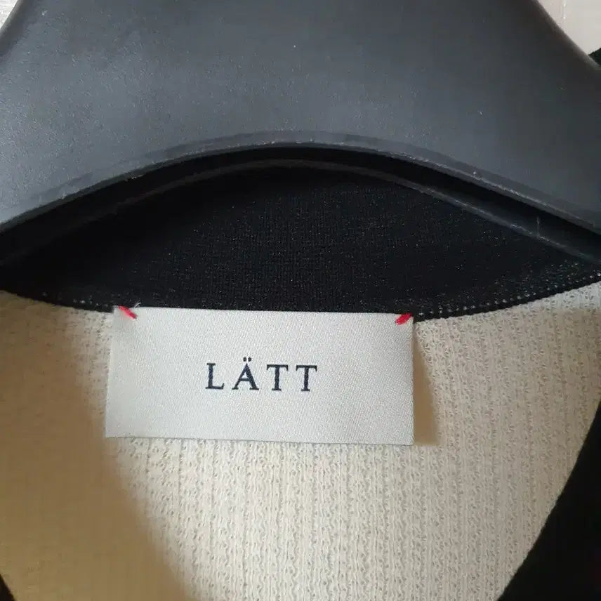 [BUNJANG] LATT 배색 반팔 카라 니트 / 한섬LATT 배색 반팔 카라 니트