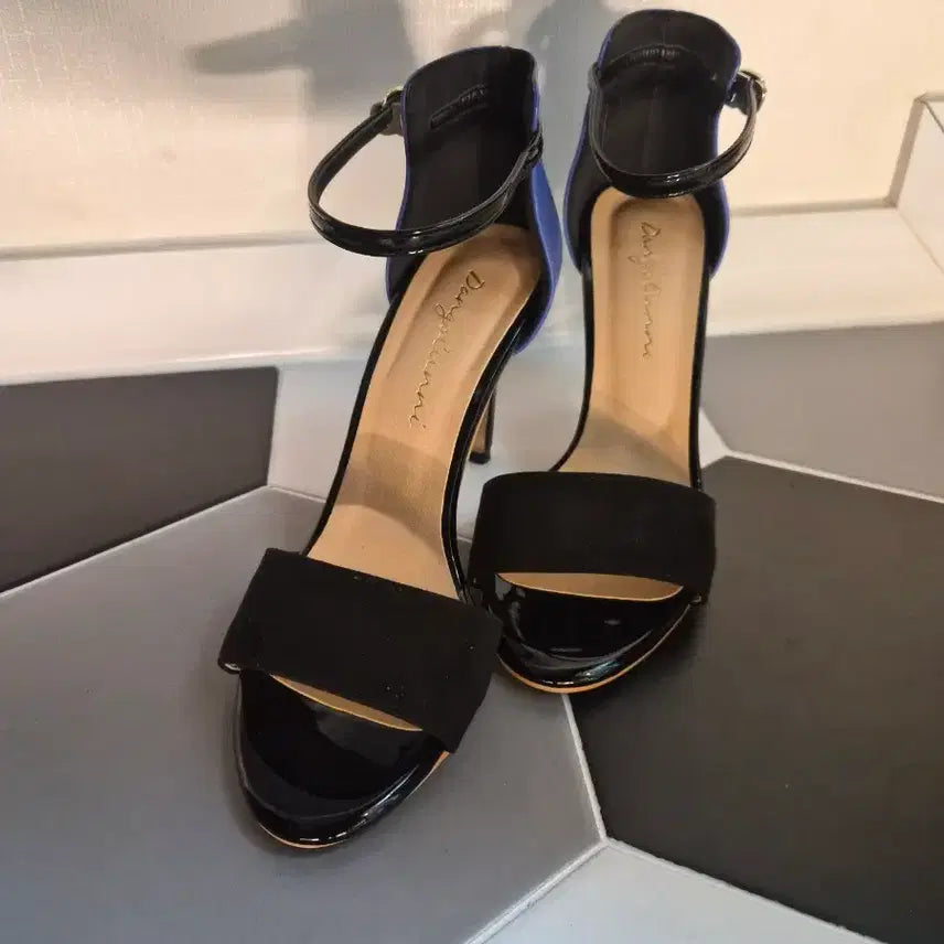 [BUNJANG] Danyelanni Ankle Strap Heeled Sandals / 블랙 앵클 스트랩 힐 샌들 240(새상품)