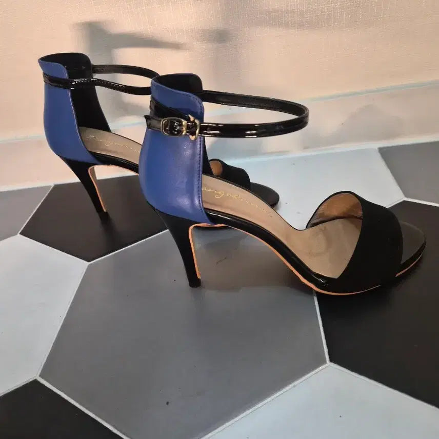 [BUNJANG] Danyelanni Ankle Strap Heeled Sandals / 블랙 앵클 스트랩 힐 샌들 240(새상품)