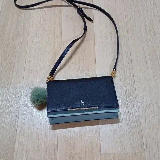 [BUNJANG] Hazzys Wallet Crossbody Bag + Pom Pom / 헤지스 월렛(지갑)크로스백 + 폼폼이