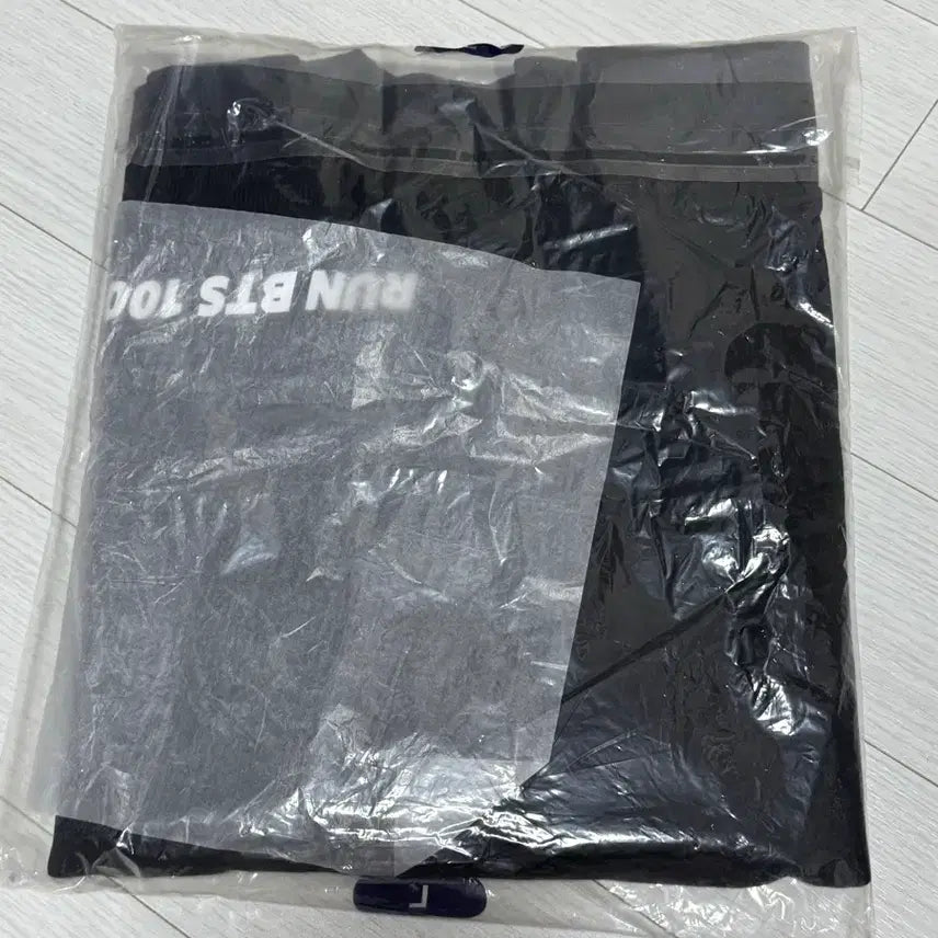 [BUNJANG] Fila BTS Run BTS 100th Episode Commemorative Sweatshirt / 휠라 방탄 달려라방탄 100회 기념 맨투맨 미개봉 새상품