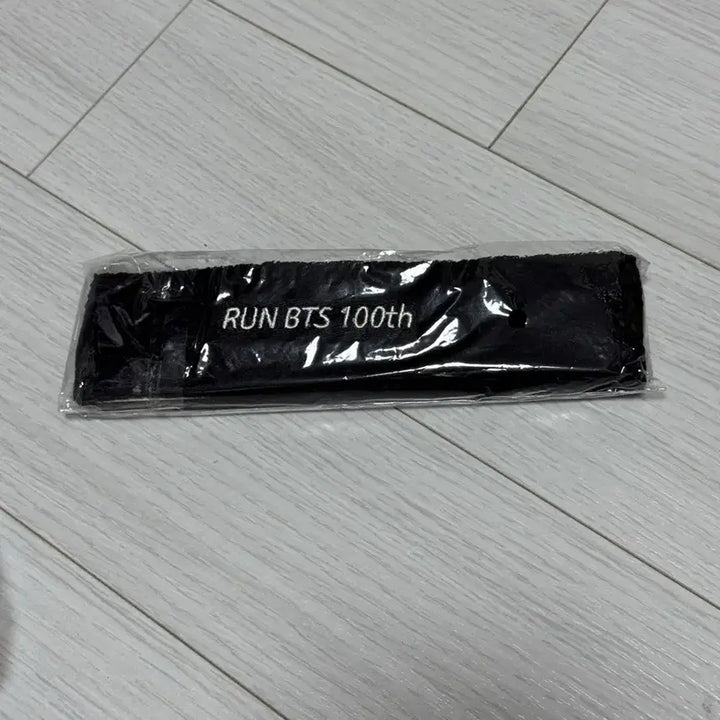 [BUNJANG] Fila Run BTS 100th Episode Commemorative Hairband / 휠라 달려라방탄 100회기념 헤어밴드 방탄 미개봉 새상품