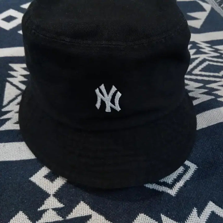 [SOLD OUT] MLB 엠엘비 블랙 뉴욕양키즈 팀로고 코튼 벙거지 버킷햇 60