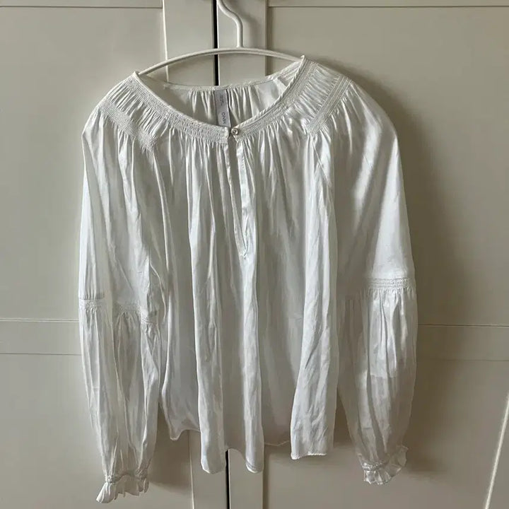 [BUNJANG] MNG White Shirred Silk Blouse XS / MNG망고 화이트 셔링 실크 블라우스 XS