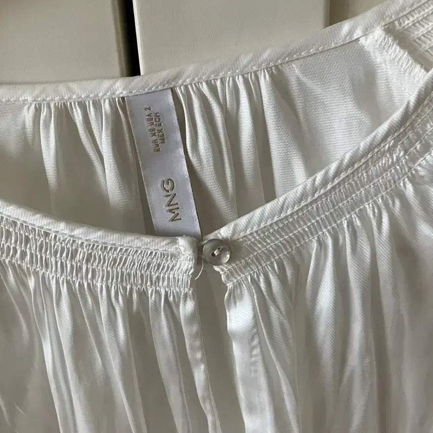[BUNJANG] MNG White Shirred Silk Blouse XS / MNG망고 화이트 셔링 실크 블라우스 XS