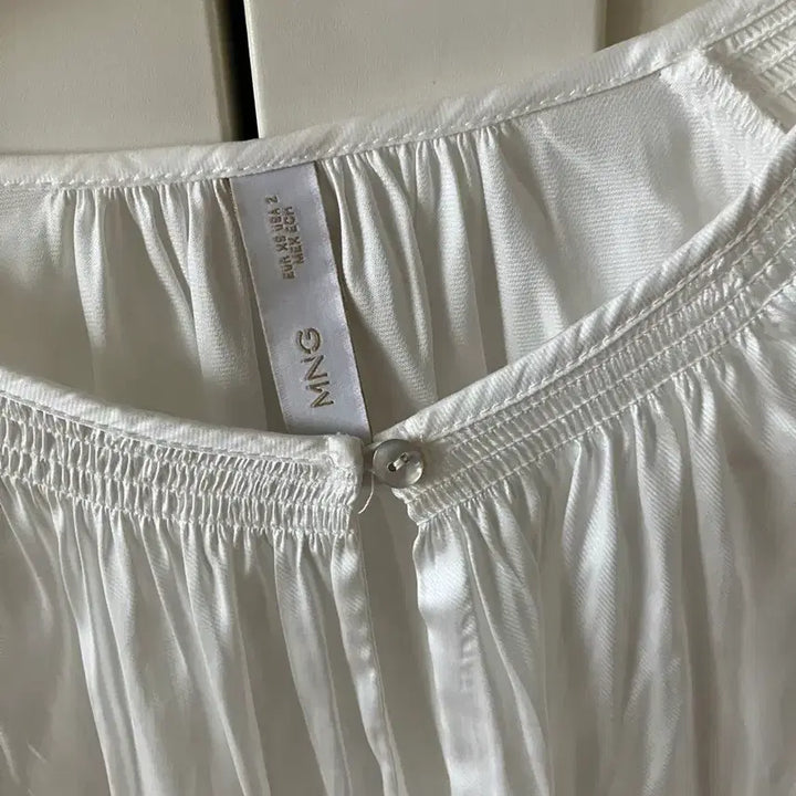 [BUNJANG] MNG White Shirred Silk Blouse XS / MNG망고 화이트 셔링 실크 블라우스 XS