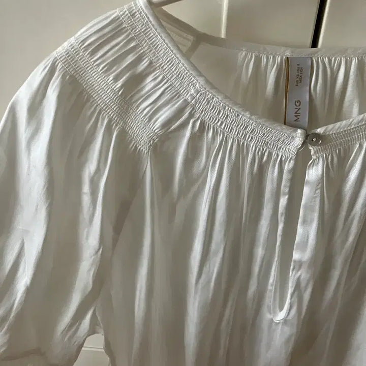 [BUNJANG] MNG White Shirred Silk Blouse XS / MNG망고 화이트 셔링 실크 블라우스 XS