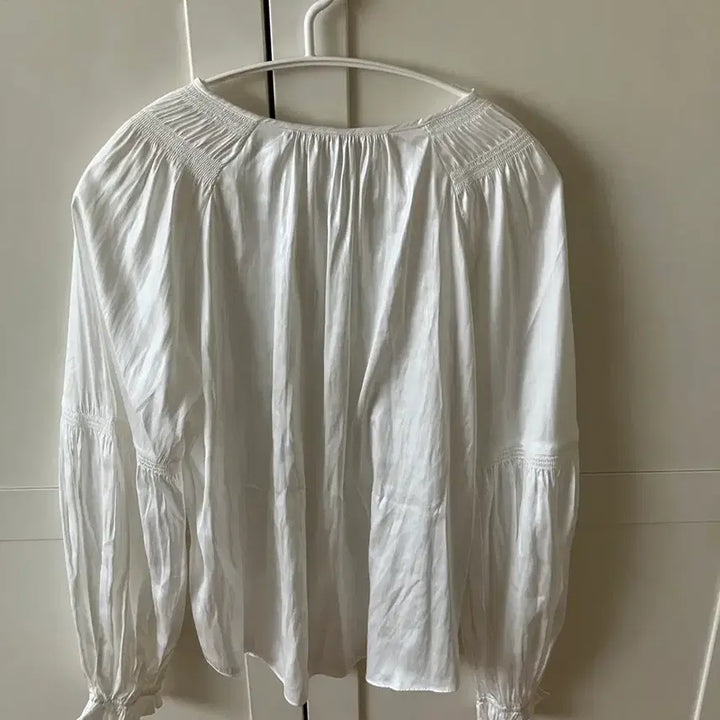 [BUNJANG] MNG White Shirred Silk Blouse XS / MNG망고 화이트 셔링 실크 블라우스 XS