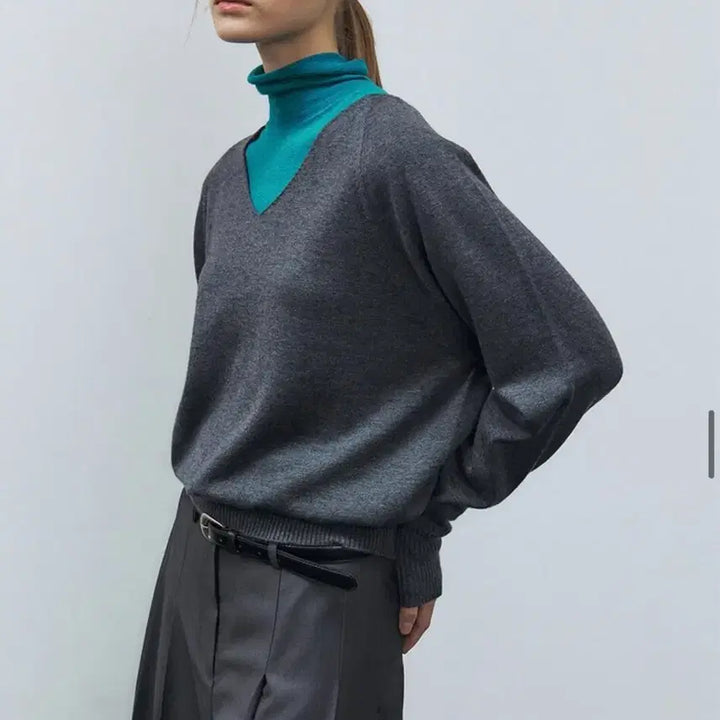 [BUNJANG] Mohan RTF V-Neck Knit Charcoal (M) / [새상품/택뜯음] 모한 RTF 홀가먼트 브이넥 니트 (차콜 / M)