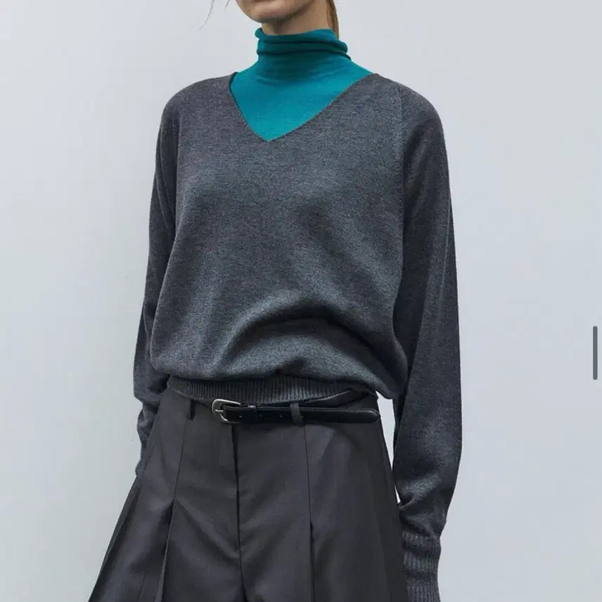 [BUNJANG] Mohan RTF V-Neck Knit Charcoal (M) / [새상품/택뜯음] 모한 RTF 홀가먼트 브이넥 니트 (차콜 / M)