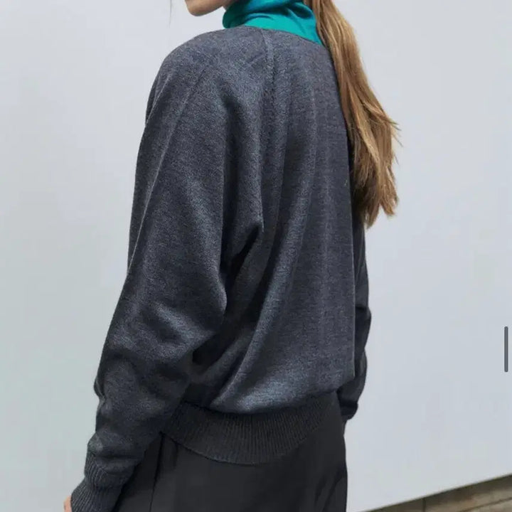 [BUNJANG] Mohan RTF V-Neck Knit Charcoal (M) / [새상품/택뜯음] 모한 RTF 홀가먼트 브이넥 니트 (차콜 / M)
