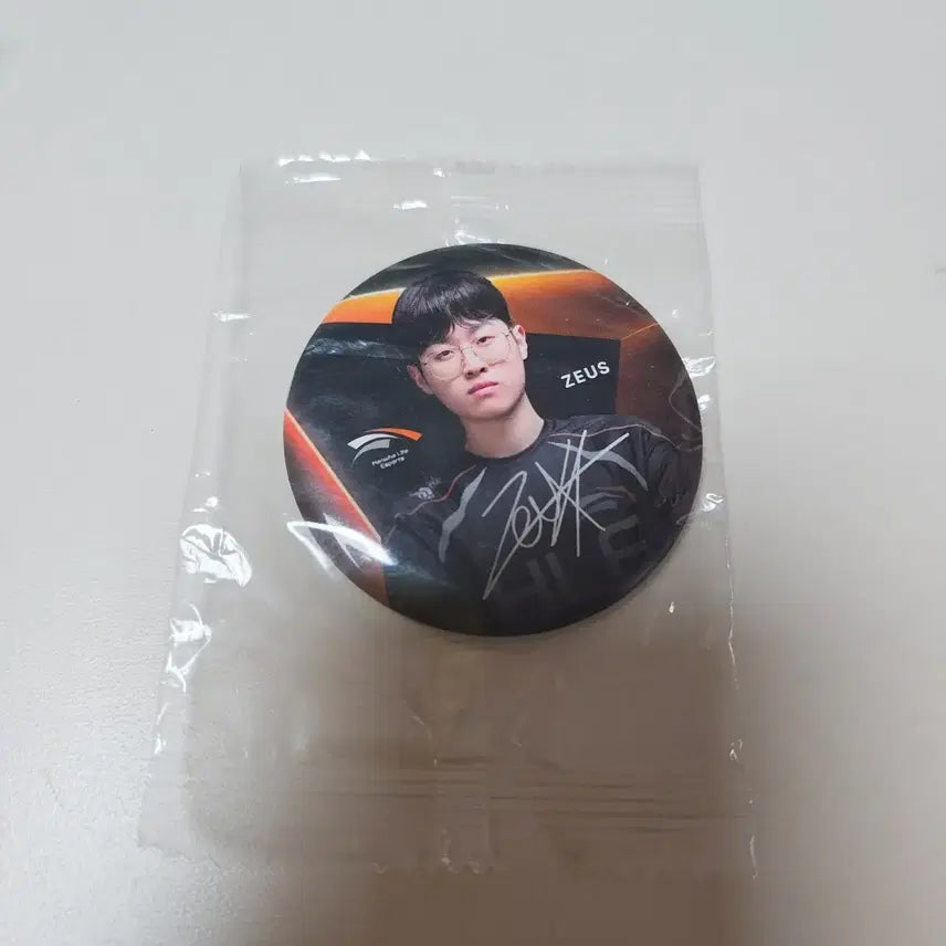 [BUNJANG] ZEUS Photocard & Pin Button Set / 한화생명 제우스 웰컴키트 멤버십 포토카드+핀버튼 ZEUS 포카 뱃지