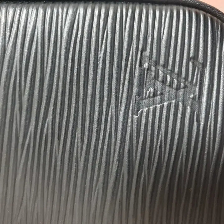 [BUNJANG] Louis Vuitton Epi Pouch / 루이비통 이지파우치 에피 (에삐) 동영상0
