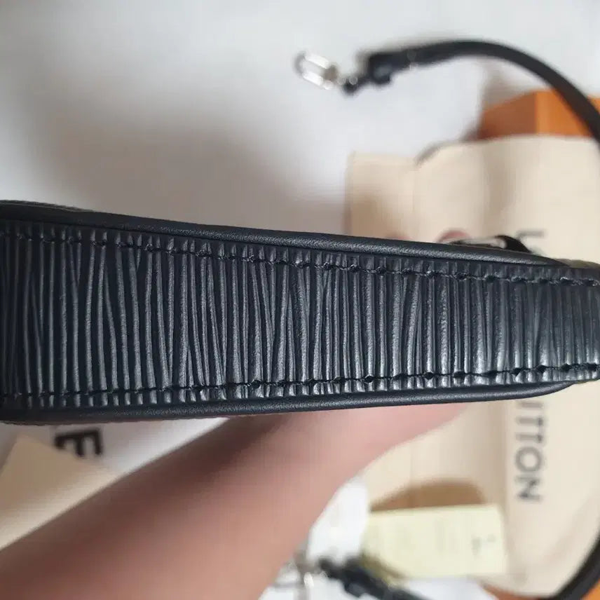 [BUNJANG] Louis Vuitton Epi Pouch / 루이비통 이지파우치 에피 (에삐) 동영상0