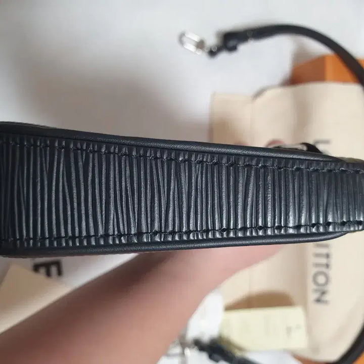 [BUNJANG] Louis Vuitton Epi Pouch / 루이비통 이지파우치 에피 (에삐) 동영상0