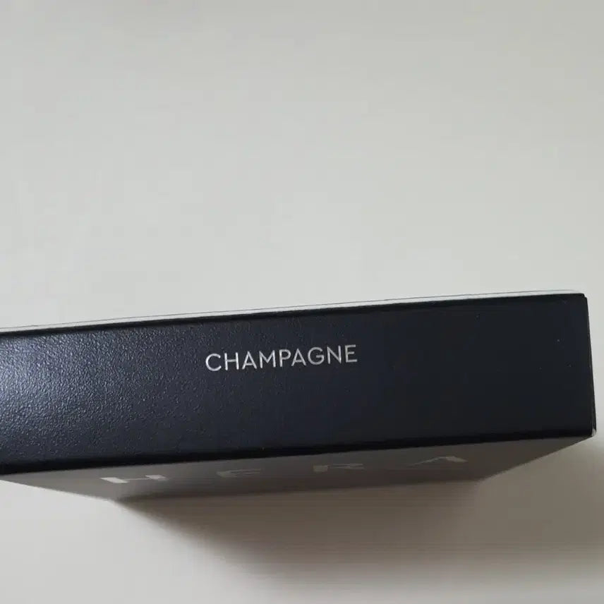 [BUNJANG] Hera Face Glow Highlighter (Champagne) / (새 상품)헤라 페이스 글로우 하이라이터(샴페인)