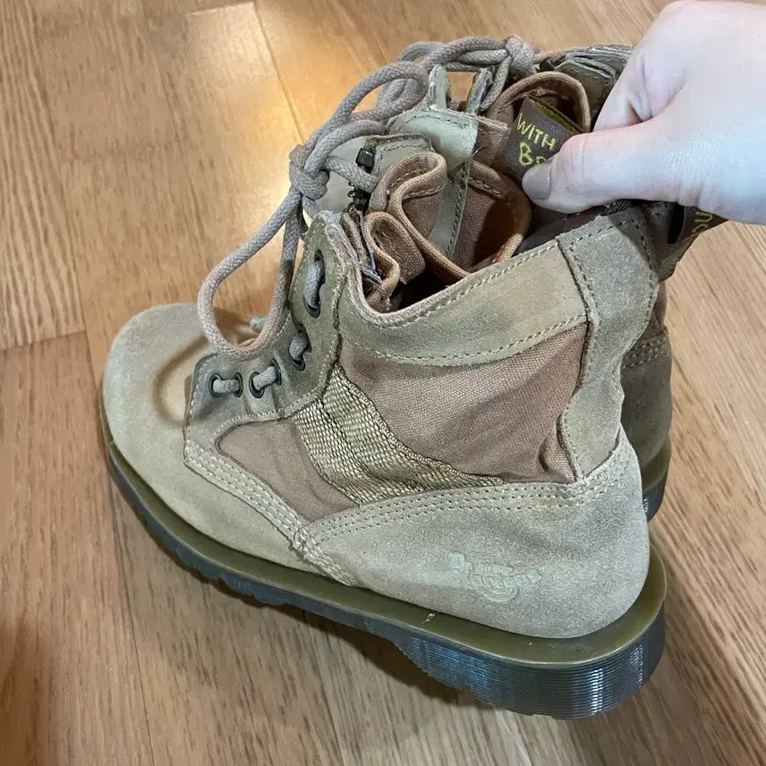 [SOLD OUT] 닥터마틴 스웨이드 배색 워커 부츠 (7)