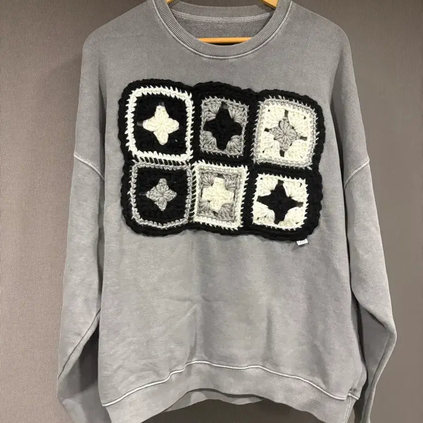 [BUNJANG] Gray Grit Knit Patch Pigment Sweatshirt / 그레이그릿 니트패치 피그먼트 맨투맨